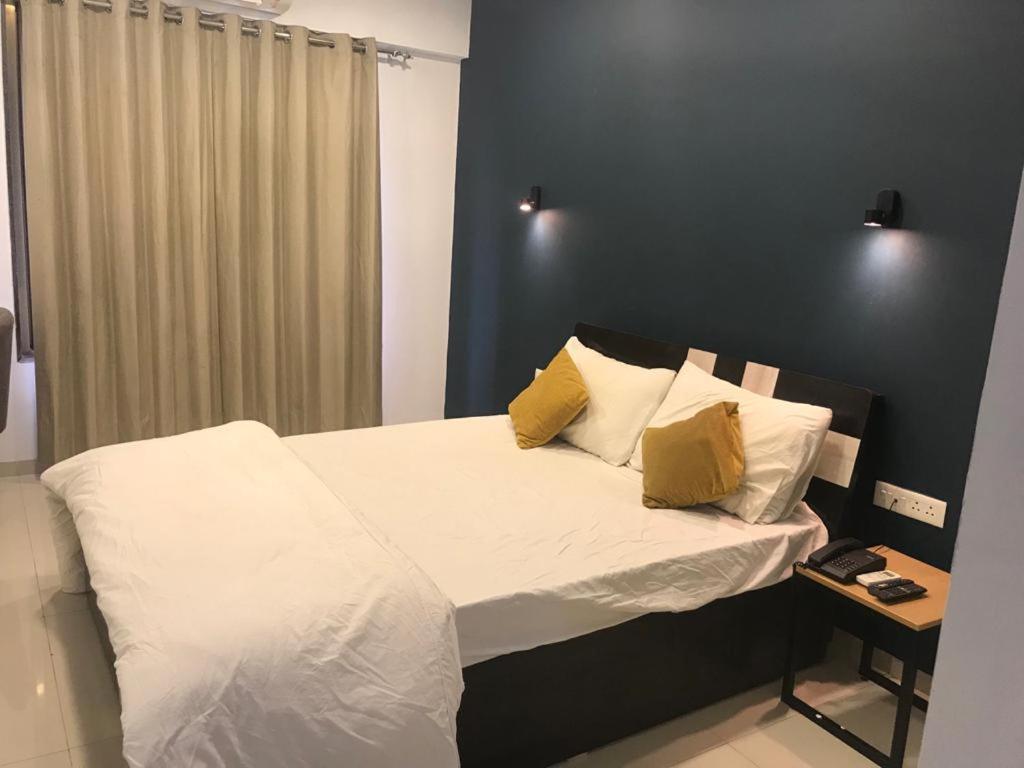 Hooliv 7 Avenues G Block Otel Pune Dış mekan fotoğraf